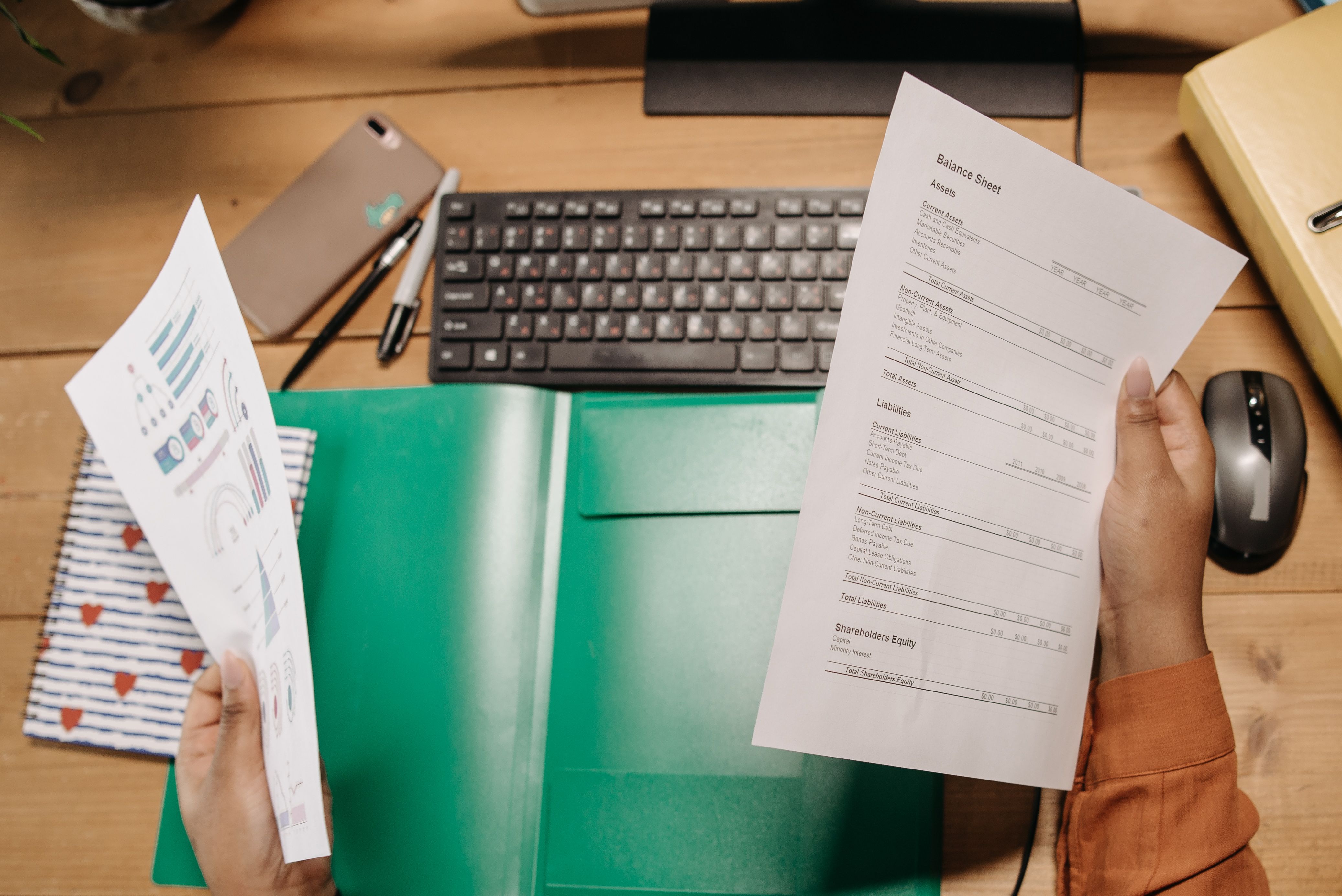 Consultation de documents financiers et de graphiques sur un bureau